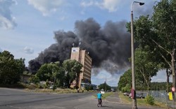 Pożar hali obok Zielonej Góry. Trwa ewakuacja, sytuacja jest "bardzo niebezpieczna"