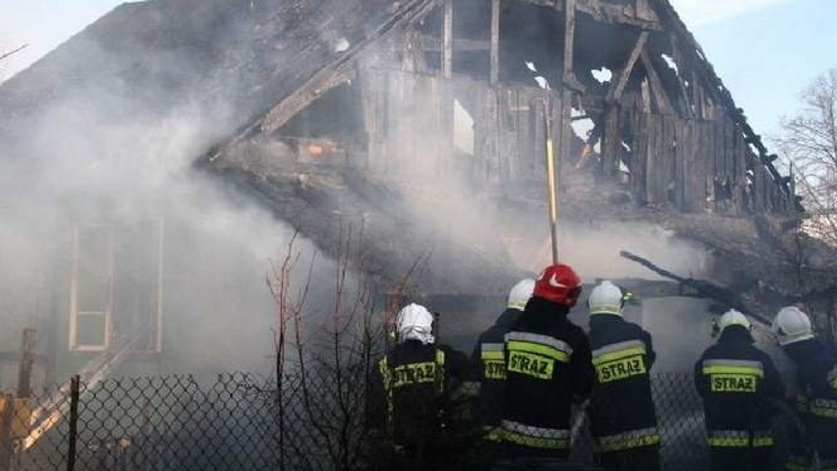 Osiem zastępów straży pożarnej walczyło z pożarem przybudówki drewnianego domu przy ulicy Hutniczej w Kielcach.