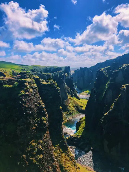 Islandia, kanion Fjaðrárgljúfur, gdzie kręcono &quot;Grę o tron&quot;