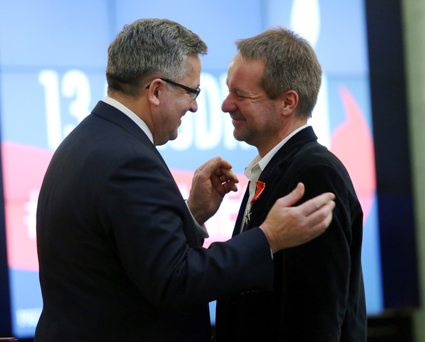 Prezydent Bronisław Komorowski odznacza Krzyżem Kawalerskim Orderu Odrodzenia Polski Piotra Wójcika, drukarza podziemnego wydawnictwa 'Krąg' i fotografa tygodnika 'Przegląd Wiadomości Agencyjnych'