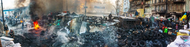 Barykada z protestującymi na ulicy Hruszewskiego w Kijowie w czasie antyrządowych protestów w 2014 r.