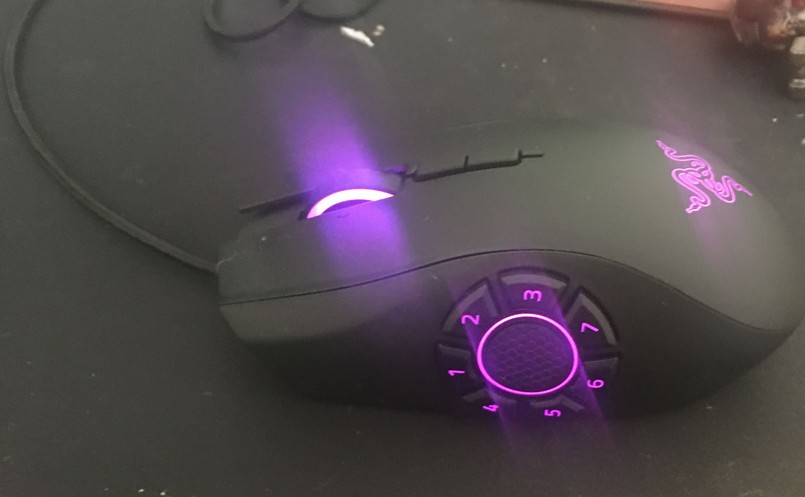 Razer Hex to trochę mniej skomplikowana wersja Nagi. Dostajemy w niej - wbrew nazwie - 7 a nie 12 przycisków bocznych. Gryzoń adresowany jest bowiem głównie do fanów gier MOBA, w których używa się mniej funkcji, niż w MMO.