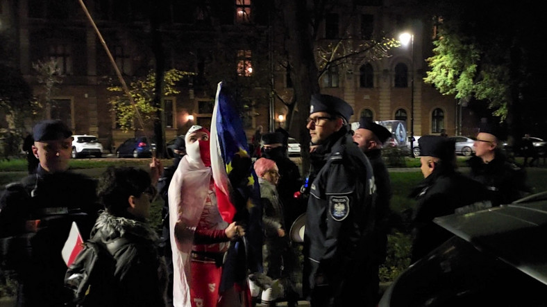 Moment zatrzymania protestujących na ul. Retoryka w Krakowie