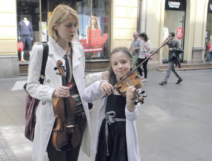 Jovana Savić sa mamom u Knez Mihailovoj
