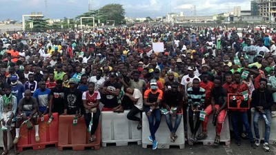 EndSARS Protesters at Lekki tollgate (Vanguard)