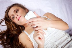 Śpisz z telefonem pod ręką? Twoje emocje mogą się wymknąć spod kontroli!