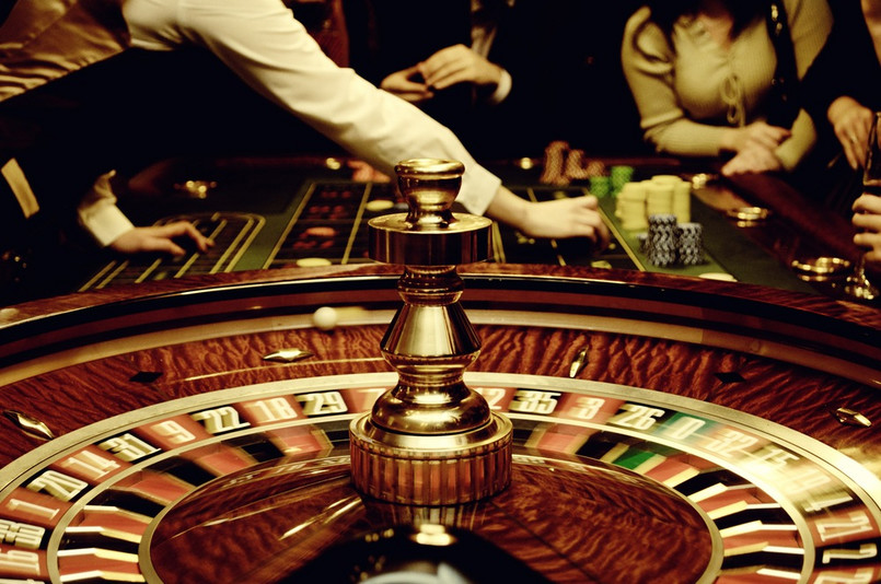 TS rozpoczął realizację wdrożenia kasyna internetowego po nowelizacji ustawy o grach hazardowych, która spowodowała objęcie tego obszaru rynku monopolem państwa. W tym celu spółka nawiązała współpracę z konsorcjum Playtech Services oraz Playtech Software. W ofercie Total Casino znajduję się kilkadziesiąt gier, w tym m.in. karciane i ruletka.