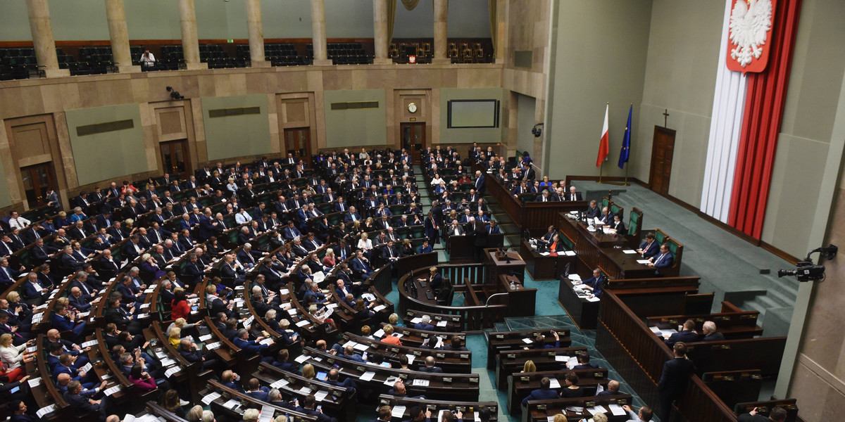 Dzień Kobiet. Najnowszy sondaż. Gdyby głosowały tylko Polki, Sejm wyglądałby zupełnie inaczej!