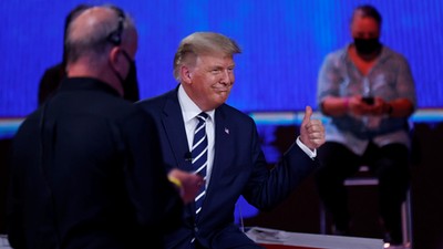 Donald Trump podczas debaty w telewizji NBC