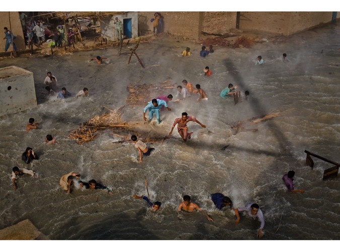 Zdjęcie Daniela Berehulaka z Getty Images zajęło drugie miejsce w kategorii 'ludzie w zdarzeniach' (reportaż). Przedstawia powódź w Pakistanie