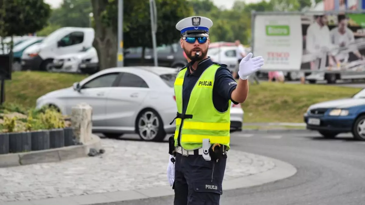 Sygnały wysyłane przez policjantów kierujących ruchem są proste i jednoznaczne