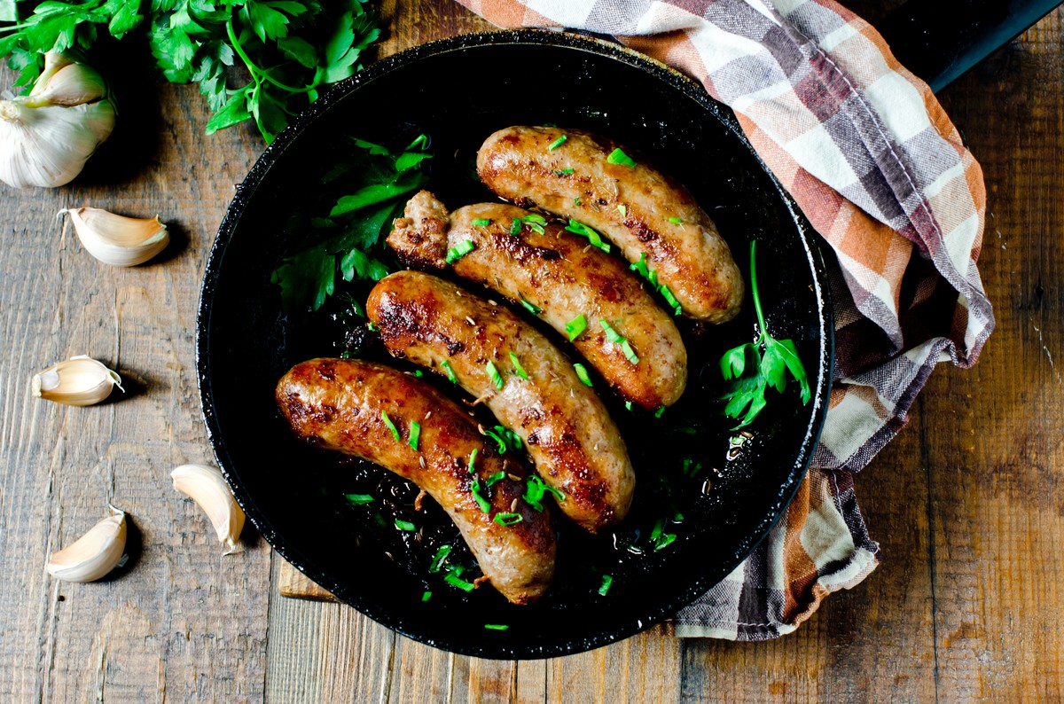 Biała kiełbasa pieczona w tych owocach i podlana tym napojem zyska wyrazisty i ciekawy smak. Idealna, by zaskoczyć gości przy wielkanocnym stole