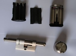 Zamek We Lock Touch 61 jak z filmów SF. Otworzysz go odciskiem palca albo telefonem