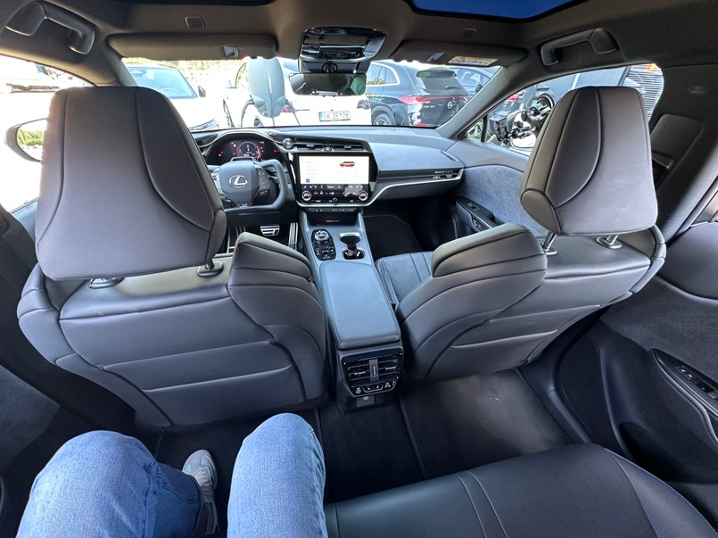 Nowy Lexus RZ 550e F SPORT