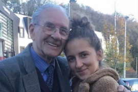 RAZLIKA IZMEĐU NJIH JE 70 GODINA! Ona je radila u kladionici kada je on UŠETAO, POZVALA GA JE U IZLAZAK i od tada je veza bivala SVE JAČA