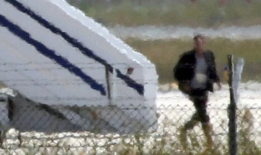 Otmičar po izlasku iz aviona