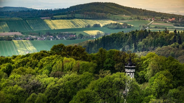 Dla takich widoków warto odwiedzić gminę Przeworno. Zwłaszcza wiosną, gdy pejzaż budzi się do życia, nabierając niesamowitych kolorów i świeżości.