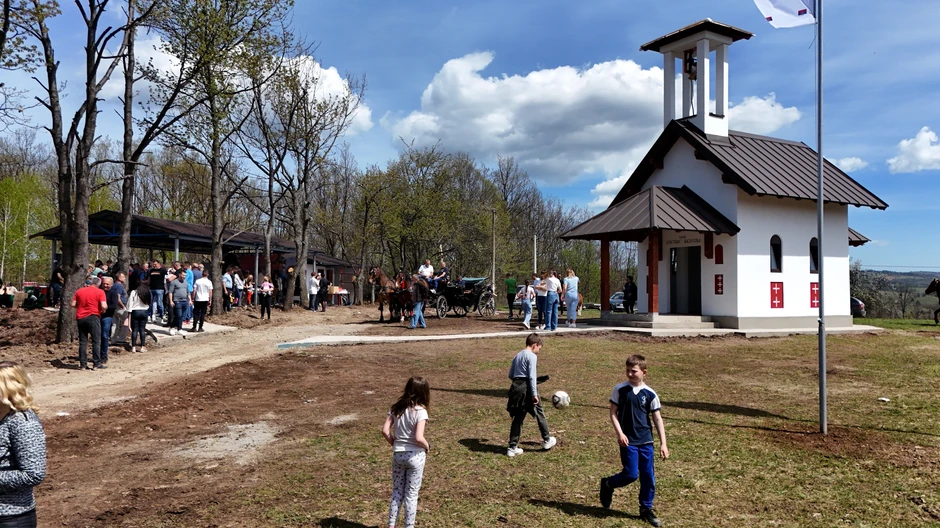 Osveštava se mala crkva velikog imena u srpskom selu na obroncima Suvobora