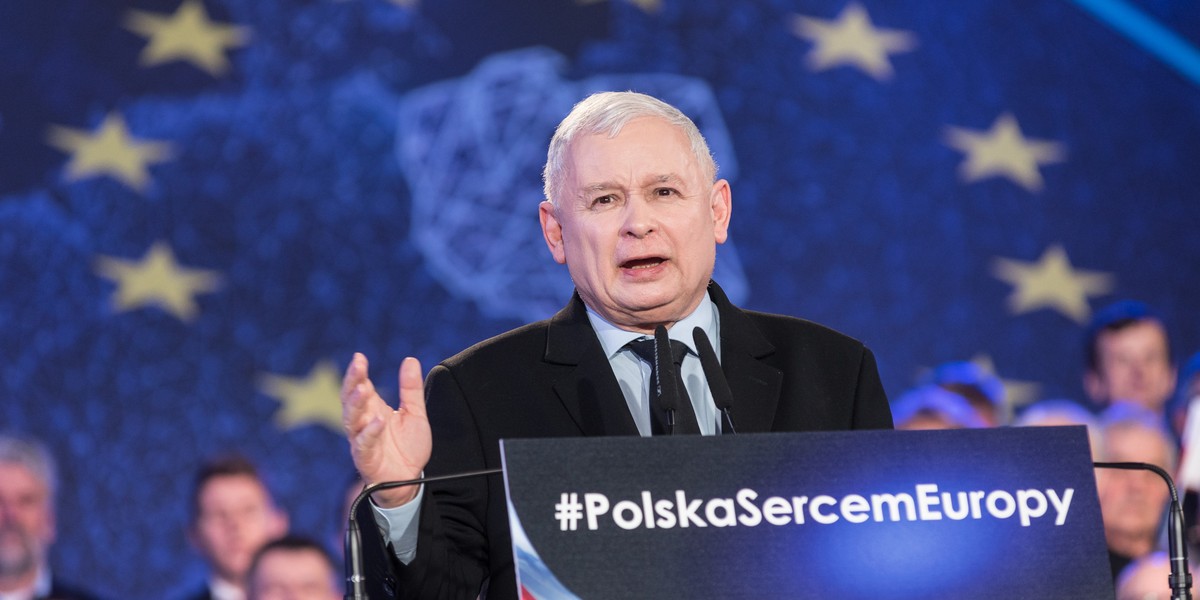 PiS od kilku tygodni organizuje w soboty konwencje regionalne przed wyborami do PE. Na zdjęciu prezes Kaczyński na takim wydarzeniu we Wrocławiu, 23 marca. Wtedy stwierdził, że jeśli PiS nie zwycięży w kolejnych wyborach, Polska zacznie się cofać