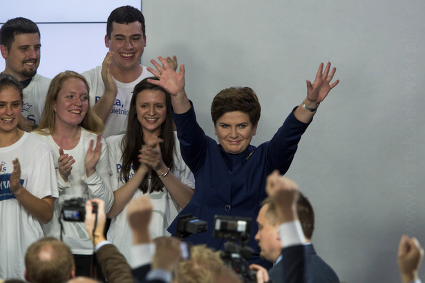 Beata Szydło podczas wieczoru wyborczego PiS, 25.10.2015