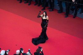 Ćerku jedne od NAJLEPŠIH ŽENA SVETA I HOLIVUDSKOG FRAJERA stalno napadaju zbog IZGLEDA, a devojčica ima samo 8 GODINA: "Nemoguće da su joj to roditelji, kao da NISU NI U RODU"