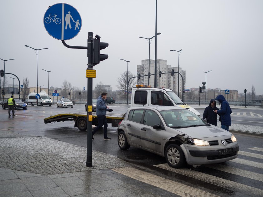 Karambol przy Fabrycznym w Łodzi. 25 aut wpadło w poślizg