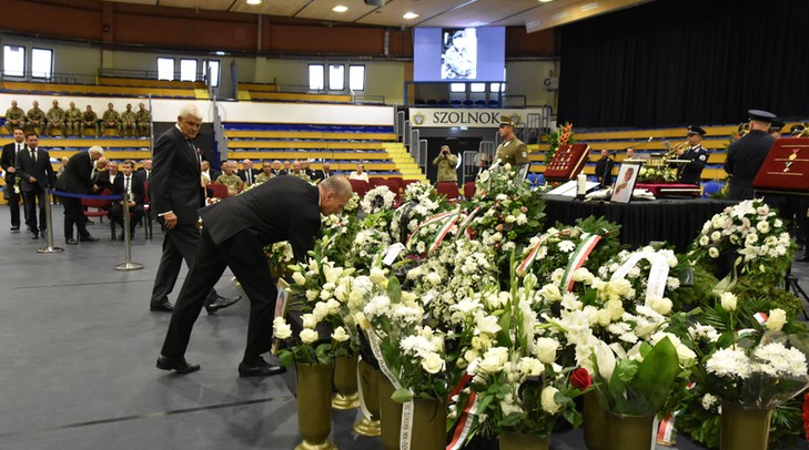 Benkő Tibor honvédelmi miniszter (b) és Szalay Ferenc polgármester koszorút helyez el a Magyar Honvédség nyugállományú ezredese, a magyar kyokushin karate egyik megalapítója, Furkó Kálmán ravatalánál a szolnoki Tiszaligeti Sportcsarnokban 2021. augusztus 26-án. Furkó Kálmán hetvennégy éves korában hunyt el augusztus 3-án / Fotó: MTI/Mészáros János