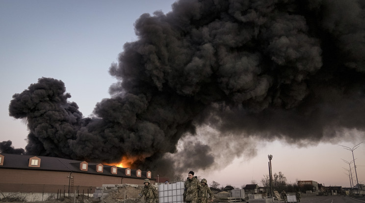 Bombatalálatot kapott raktárépület lángol Kijevben / Fotó: MTI AP