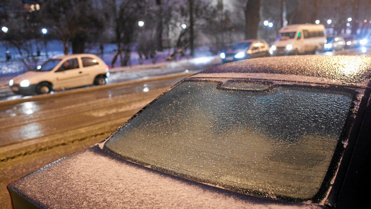 Gołoledź i marznąca mżawka utrudnia poruszanie się po drogach w województwie świętokrzyskim i lubelskim. Tiry mają problemy z podjazdem pod wzniesienia na trasach krajowych i wojewódzkich. Opóźniony jest ruch pociągów na trasie Kielce-Częstochowa.