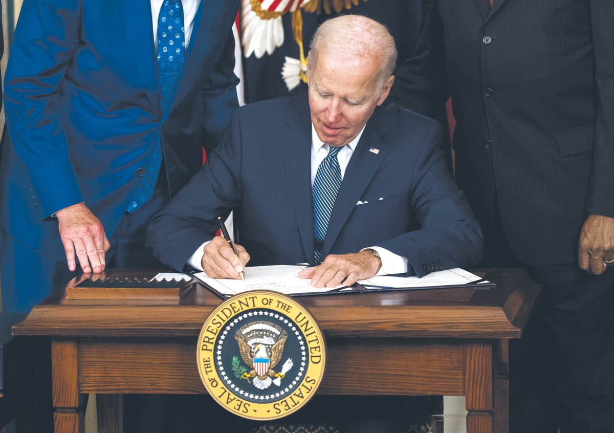 Prezydent Joe Biden podpisał ustawę o redukcji inflacji w połowie sierpnia 2022 r.