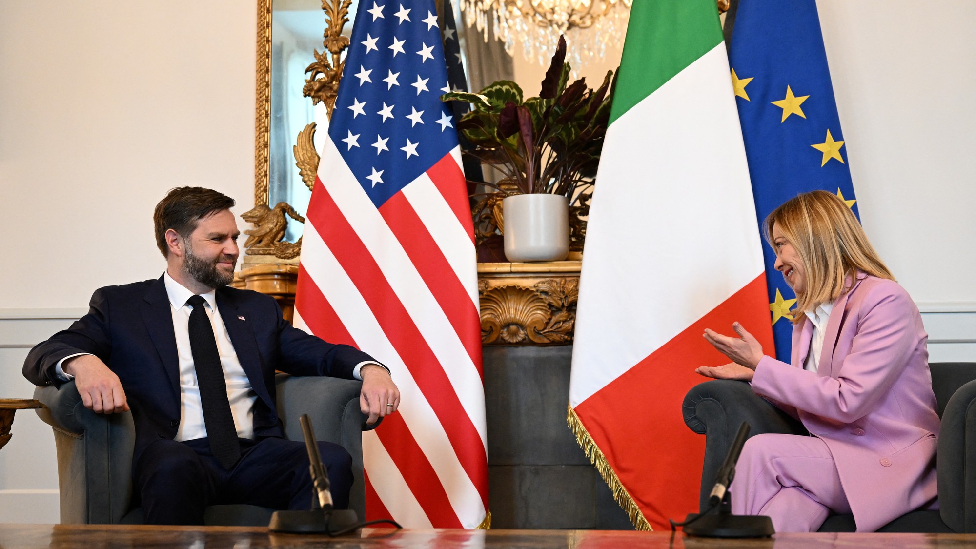 Americký viceprezident J.D. Vance a talianska premiérke Georgia Meloniová.