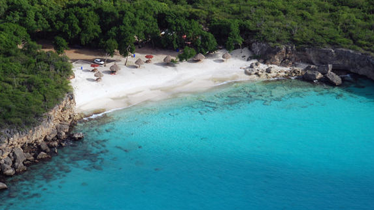 Karaibska wyspa Curacao słynie z rafy koralowej, stwarzającej doskonałe warunki do nurkowania. Dużo więcej atrakcji można tam jednak znaleźć na stałym lądzie, gdzie mieszają się wpływy różnych kultur.