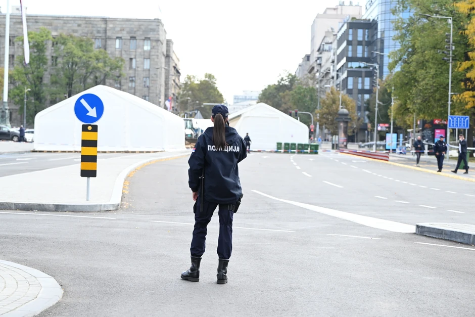 Ugašen požar ispred Skupštine