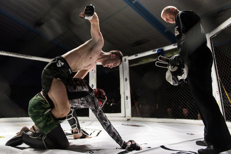 Tak w klatce walczą polscy żołnierze. Panie też zrzuciły mundury i wzięły się za łby