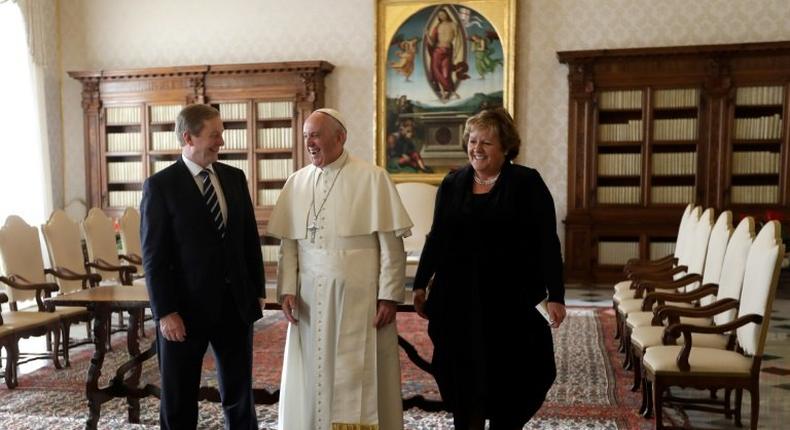 Pope Francis (C) laughs with Irish Prime Minister Enda Kenny (L) and his wife Fionnuala, during a private audience on November 28, 2016 at the Vatican