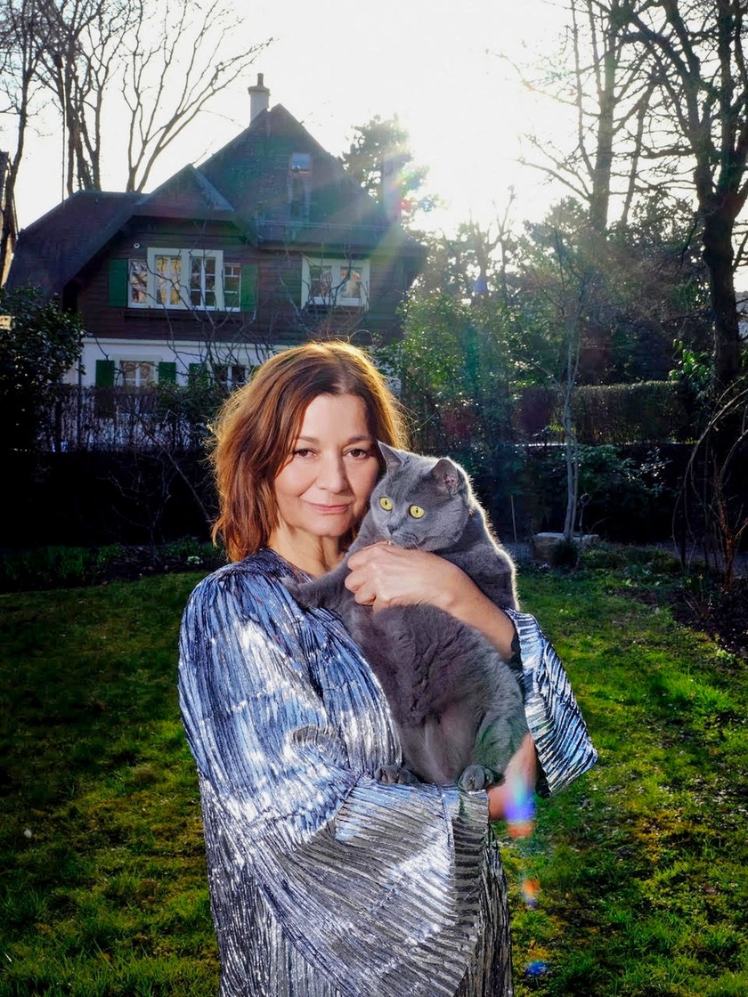 SYLVIE FLEURY Die Genfer Objekt- und Performancekünstlerin mit ihrer Katze Shaman.