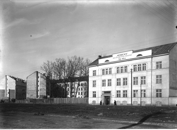 Fabryka tutek "Herbewo" S.A. Harliczek, Bełdowski i Wołoszyński w Krakowie przy ulicy Aleja Słowackiego (1927 r.)