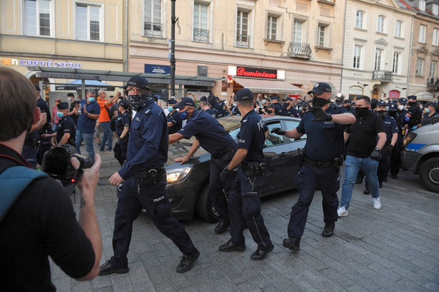 Policjanci podczas protestu aktywistów LGBT