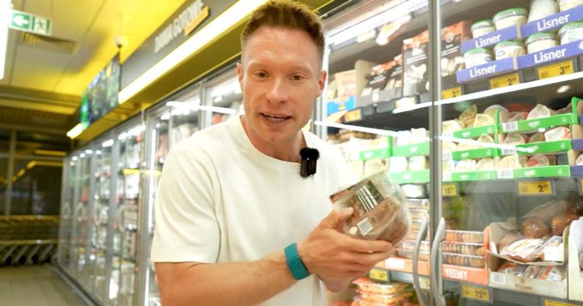 Dr Wrzosek o gotowcach z Biedronki. "To nie jest mięso. To jakiś odpad". Wskazał też hity