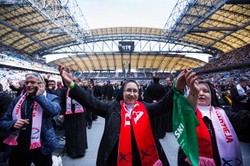 Rocznica 1050-lecia chrztu Polski. Tysiące osób modliło się na stadionie w Poznaniu [ZDJĘCIA]