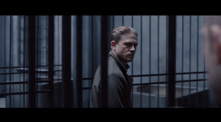 Befutott a Pillangó remake-je Charlie Hunnam szépséges testével együtt