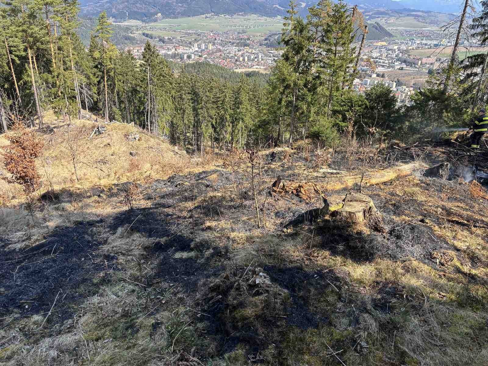 Hasiči zasahujú pri požiari v lesoch v Ružomberku. 