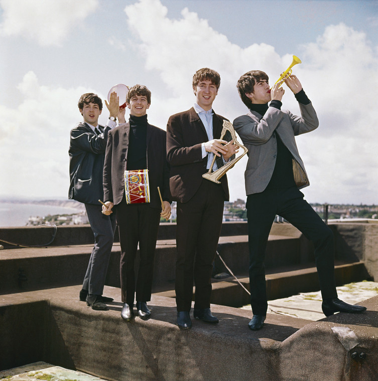 Od lewej: George Harrison, John Lennon, Ringo Starr i Paul McCartney ok 1963 r. 