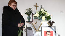 „A nyakláncáról azonnal tudtam, hogy a fiam fekszik a gödörben” – 17 év után tudta eltemetni a családja a szlovák maffia áldozatát, Zoltánt
