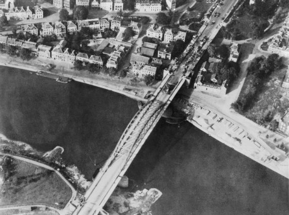 Most w Arnhem, kluczowy punkt walk (domena publiczna).