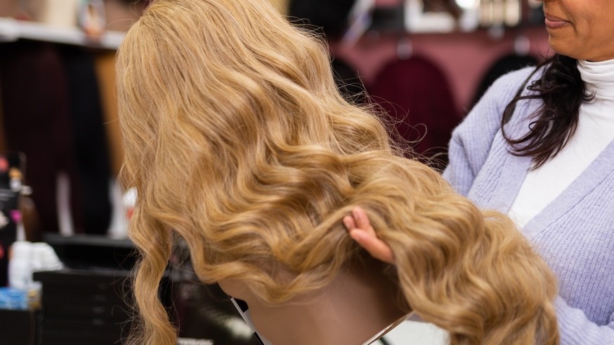 Vlasové príčesky podľa vedcov obsahujú hneď niekoľko karcinogénov. (ilustračné foto)