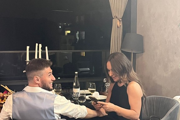 POZNATI PEVAČ OŽENIO KOLEGINICU ZA KOJOM JE BILA RASPISANA POTERNICA Sad čekaju bebu, a ona pozirala sa trudničkim stomakom do zuba: "Prihvatio sam njenu decu kao svoju"