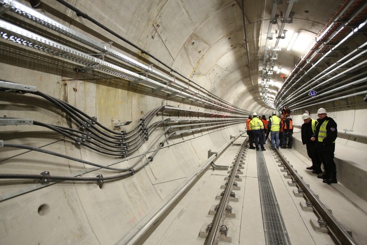 Tunel pod Wisłą na odcinku II linii warszawskiego metra, pomiędzy stacjami Stadion Narodowy - Centrum Nauki Kopernik, podczas prezentacji mediom stanu infrastruktury metra, 25 bm. w Warszawie. Przedstawiciele mediów zostali zaproszeni w związku z pojawiającymi się nieścisłymi informacjami na temat przecieków w tunelach. <br><br>(zuz) PAP/Leszek Szymański