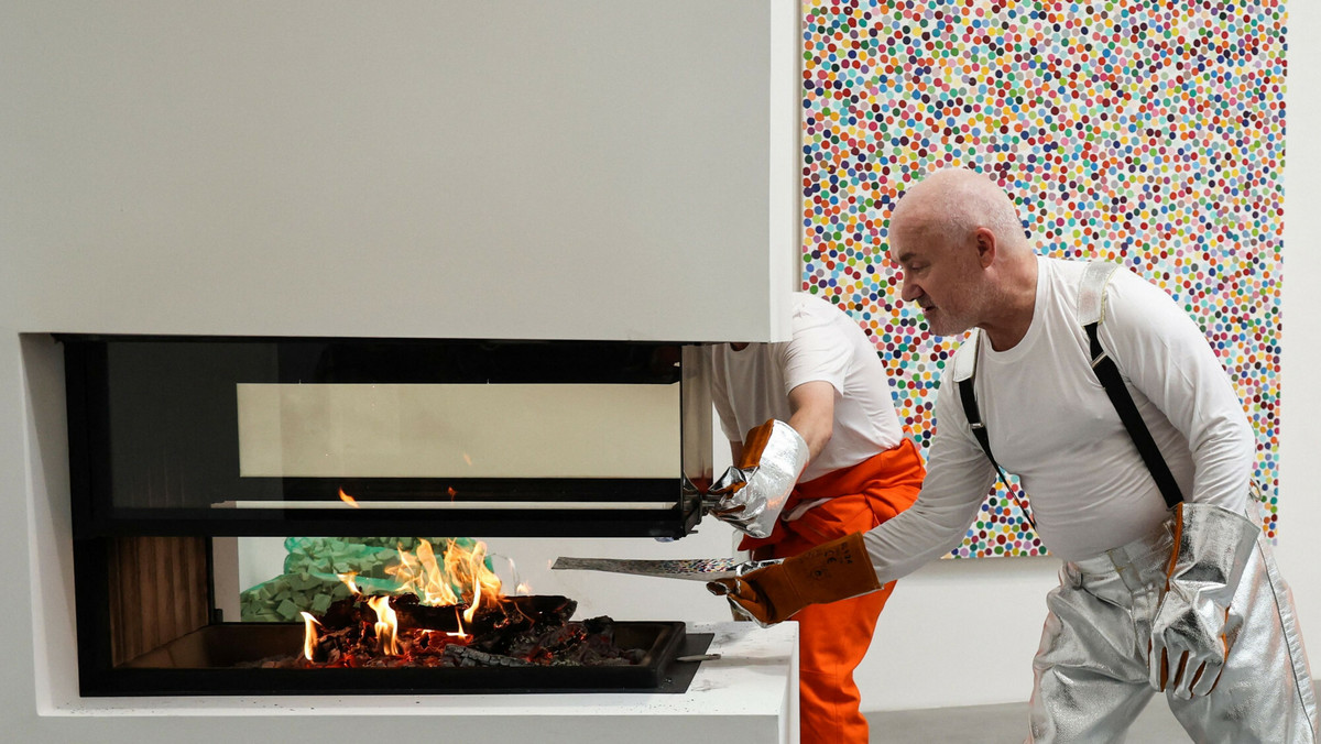 Damien Hirst pali setki swoich dzieł. Są warte prawie 10 mln funtów