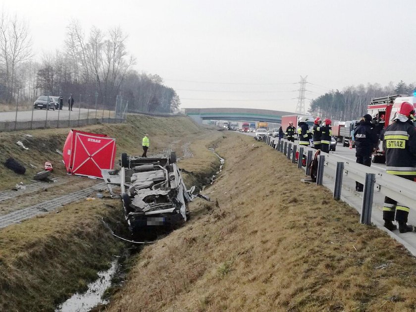 Bus dachował na A1. Jedna osoba nie żyje